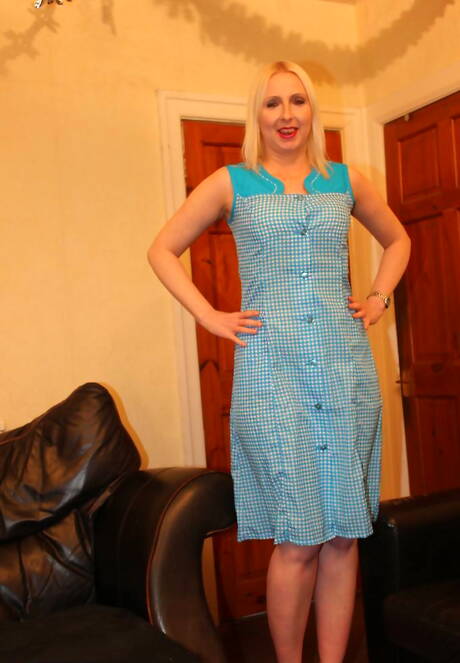 TAC Amateurs offers a free picture gallery with Tracey Lain in sucks on cock scene